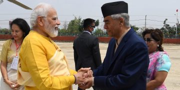 भारतका प्रधानमन्त्री नरेन्द्र मोदीलाई प्रधानमन्त्री शेरबहादुर देउवाद्वारा लुम्बिनीमा स्वागत