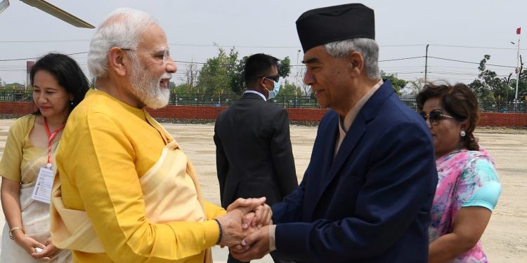 भारतका प्रधानमन्त्री नरेन्द्र मोदीलाई प्रधानमन्त्री शेरबहादुर देउवाद्वारा लुम्बिनीमा स्वागत