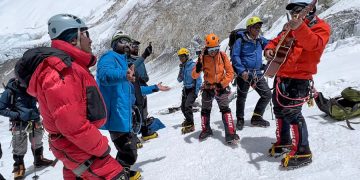सगरमाथाको उचाइमा कन्सर्ट गरेर राजु लामाले राखे विश्व कीर्तिमान