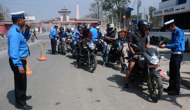 ट्राफिक नियम उल्लंघन गरेका १३ सय भन्दा धेरै सवारी चालक कारवाहीमा