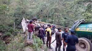 मकवानपुरको इन्द्रसरोवरमा भ्यान दुर्घटना : ४ जनाको मृत्यु, ४ घाइते