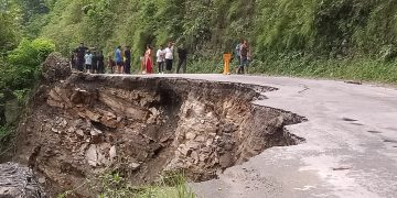 पृथ्वी राजमार्गमा सडक भासिँदा यातायात अवरुद्ध  यात्रु अलपत्र