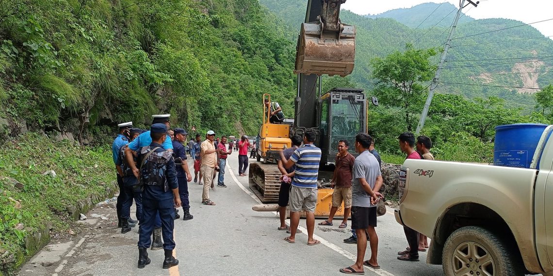 मुग्लिन-आँबुखैरेनी सडककाे भासिएको ठाउँमा पहरो काटेर  खुलाउने तयारी