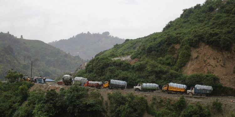 काठमाडौंको फोहोर बोकेर पुगेका ट्रकलाई बन्चरेका स्थानीयले रोके