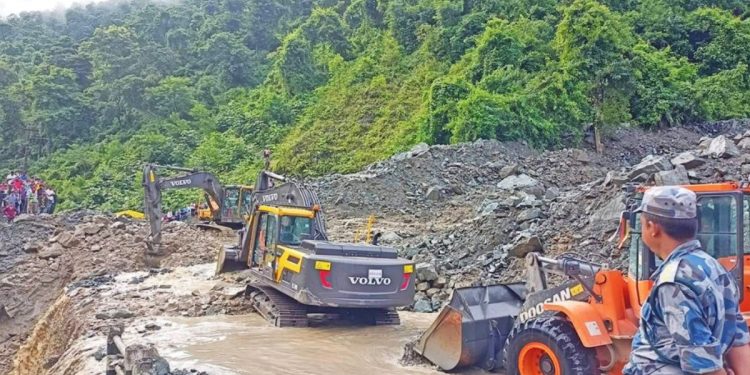 केराबारीमा ठूलो पहिरो, मुग्लिन-नारायणगढ सडक खण्ड ठप्प