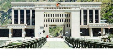दशैँका लागि ल्याइएका सामान रसुवागढी र तातोपानी नाका ठप्प हुँदा बाटोमै रोकिए
