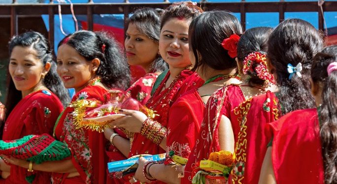 तिजको  नीराहार व्रतको तयारी स्वरुप आज दर खाँदै  नेपाली महिला