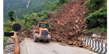 ठाउँ-ठाउँमा गएको पहिरोका कारण मुग्लिन-नारायणगढ सडक खण्डमा आवतजावत ठप्प