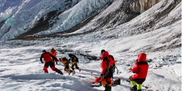 सगरमाथामा हिउँ पग्लिन थालेपछि शव देखिँदै,  हटाउन आरोहीको माग
