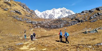 वर्षा र हिमपातमा पदमार्ग जाँदा जोखिम बढ्न सक्ने भन्दै,पर्यटक फर्किन थाले