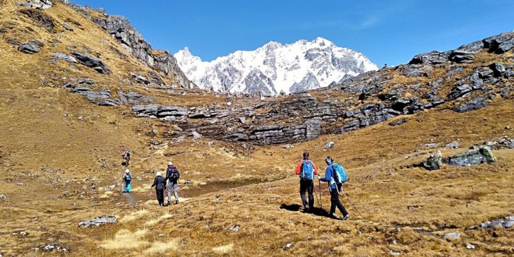 वर्षा र हिमपातमा पदमार्ग जाँदा जोखिम बढ्न सक्ने भन्दै,पर्यटक फर्किन थाले