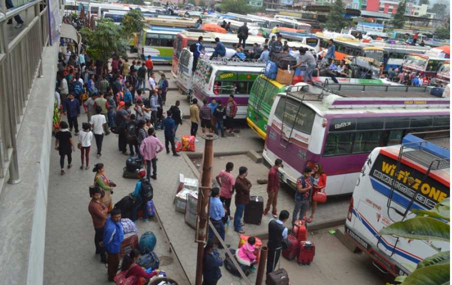 भोट हाल्न गाउँ फर्किनेहरुकाे लर्काे