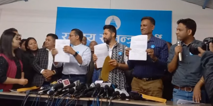 रास्वपाले पत्रकार सम्मेलनकै क्रममा तीनजनै उम्मेदवारलाई औपचारिक रुपमा टिकट हस्तान्तरण