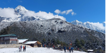 खुम्बु क्षेत्रमा वैशाखमा हिमपात, पर्यटक उत्साहित