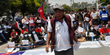 राष्ट्रिय अविष्कार केन्द्रका संस्थापक महावीर पुन  विभिन्न माग राख्दै   धर्नामा