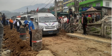 अवरुद्ध भएको १८ घण्टापछि पृथ्वी राजमार्ग एकतर्फी खुल्यो