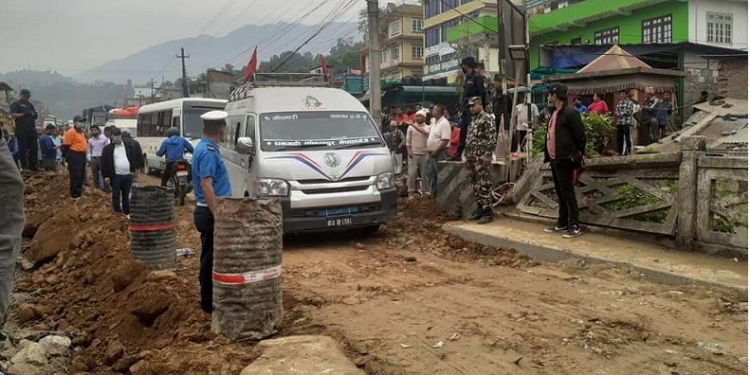 अवरुद्ध भएको १८ घण्टापछि पृथ्वी राजमार्ग एकतर्फी खुल्यो