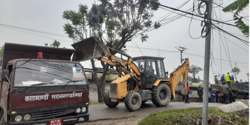 काठमाण्डाै महानगरले हटायो सिहंदरबार अगाडिका अवैध संरचना