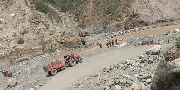 दार्चुलाको नेपाल-भारत सीमा क्षेत्रमा  ढुङ्गा हानाहान