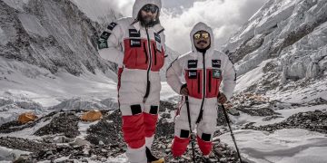 दुवै खुट्टा गुमाएका हरिबहादुर बुढा मगरले गरे सगरमाथा आरोहण