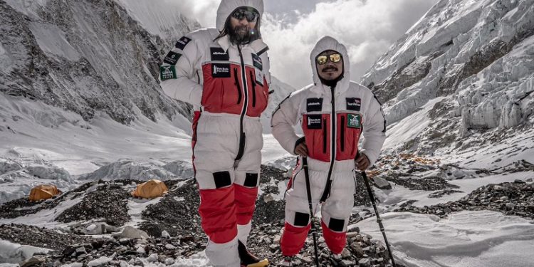 दुवै खुट्टा गुमाएका हरिबहादुर बुढा मगरले गरे सगरमाथा आरोहण