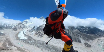 सगरमाथाबाट चिनियाँ आरोही ली स्याङ्तावोले गरे प्याराग्लाइडिङ उडान