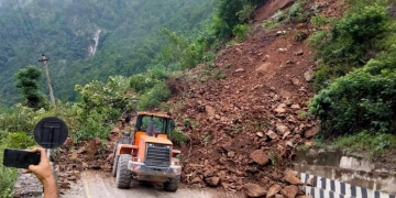 पहिरो खसेर मुग्लिन-नारायणगढ सडकखण्ड अवरूद्ध