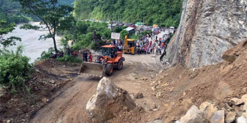 लगातार पहिरो खसिरहेकाले नारायणगढ–मुग्लिन सडक खुलाउन कठिनाइ, वैकल्पिक बाटोकाे प्रयोग गर्न आग्रह