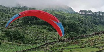 सोलुखुम्बुकाे महाकुलुङमा प्याराग्लाइडिङकाे परीक्षण उडान सफल