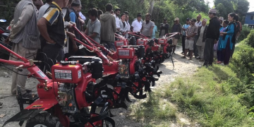 लम्पी स्किनले रोपाइँ प्रभावित भएपछि सोलुखुम्बुको नेचासल्यानमा हाते ट्र्याक्टर वितरण
