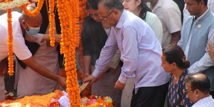 प्रधानमन्त्री पुष्पकमल दाहालको श्रीमती सीता दाहालको पार्थिव शरीरमा प्रचण्डसहित छोरीहरुले दागबत्ती दिए