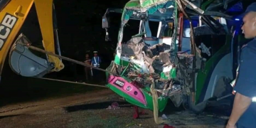 बाँकेमा ट्रकसँग बस ठोक्किँदा ७ जनाको ज्यान गयो, २९ जना घाइते