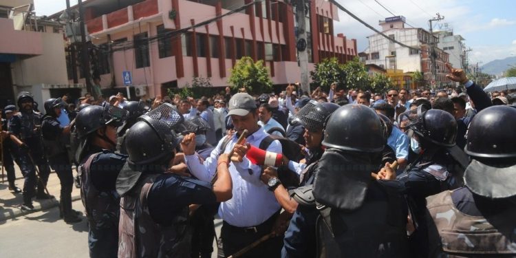 शिक्षकहरूले निषेधित क्षेत्र तोड्न खोजेपछि बानेश्वरमा धकेलाधकेल