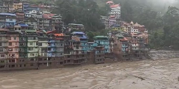 सिक्किममा ठूलाे वर्षापछि आएको बाढीले सेनाका २३ जवान बेपत्ता