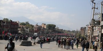 बल्खुमा दुर्गा प्रसाईं समर्थक र युवा सङ्घका कार्यकर्ताबीच ढुङ्गा हानाहान