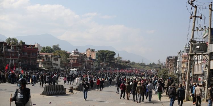 बल्खुमा दुर्गा प्रसाईं समर्थक र युवा सङ्घका कार्यकर्ताबीच ढुङ्गा हानाहान