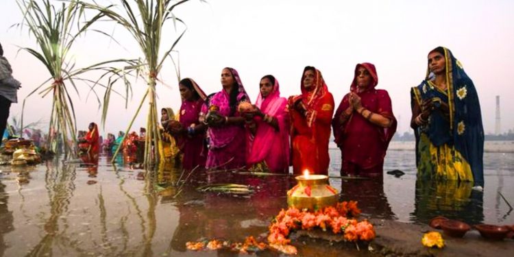 सूर्यको पूजा आराधना गरी आज छठ पर्व मनाइँदै
