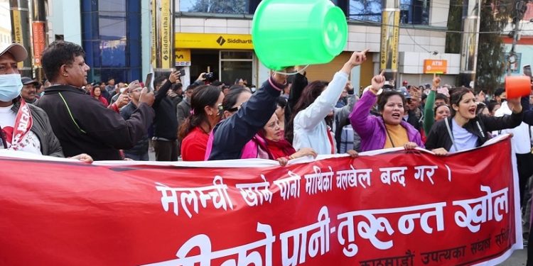 मेलम्चीकाे पानी छिटो काठमाडौँ ल्याउन माग गर्दै प्रदर्शन