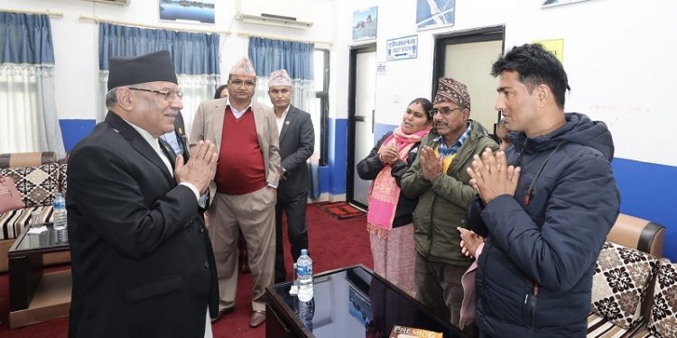 प्रधानमन्त्री प्रचण्डद्वारा विपिन जोशीका अभिभावकसँग भेट