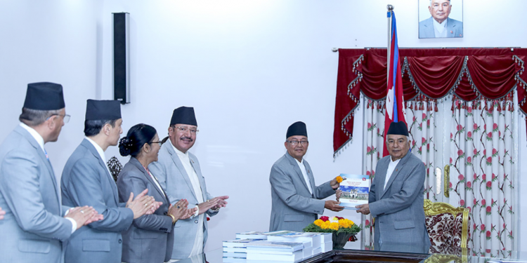 निर्वाचन आयोगद्वारा राष्ट्रपति समक्ष वार्षिक प्रतिवेदन पेस