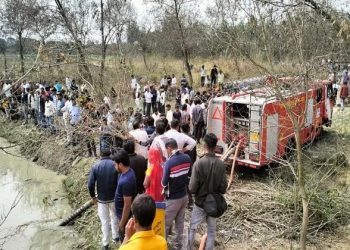 भारतको उत्तर प्रदेशमा तीर्थयात्री बोकेको ट्र्याक्टर पोखरीमा खस्दा २२ जनाको ज्यान गयो