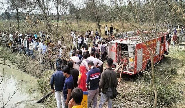 भारतको उत्तर प्रदेशमा तीर्थयात्री बोकेको ट्र्याक्टर पोखरीमा खस्दा २२ जनाको ज्यान गयो