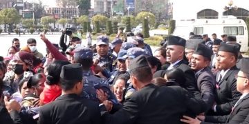 लघुवित्त पीडितले संसद् भवन परिसरभित्रै पुगेर प्रदर्शन गरे