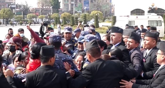लघुवित्त पीडितले संसद् भवन परिसरभित्रै पुगेर प्रदर्शन गरे