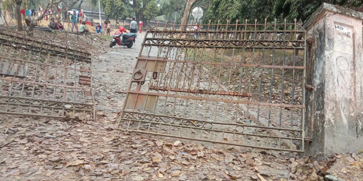बीपी कोइराला स्वास्थ्य विज्ञान प्रतिष्ठानको दक्षिण गेट तोडफोड