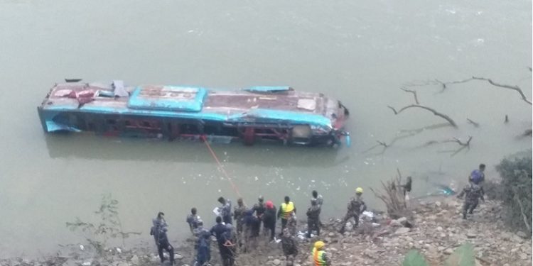 त्रिशुलीमा बस खस्दा ज्यान गुमाउनेको सङ्ख्या ६ पुग्यो, ३८ जनाको उद्धार