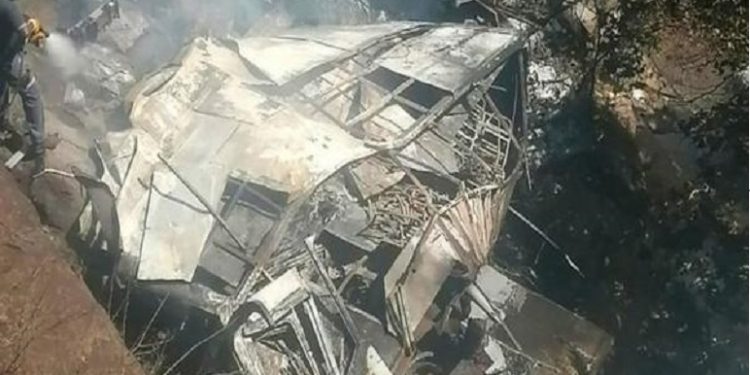 दक्षिण अफ्रिकामा बस पुलबाट खस्दा ४५ जनाको ज्यान गयो