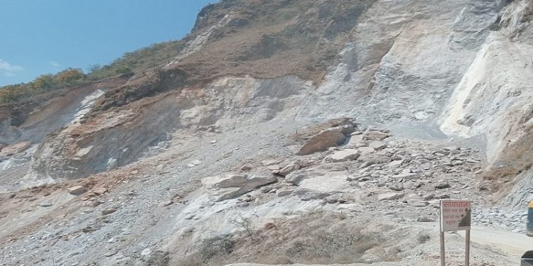 कालीगण्डकी करिडोरमा सुक्खा पहिरो, सडक अवरुद्ध