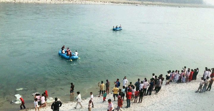 कर्णाली पुलबाट हाम फाल्दा बेपत्ता शाहीको बिहानैदेखि खोजी