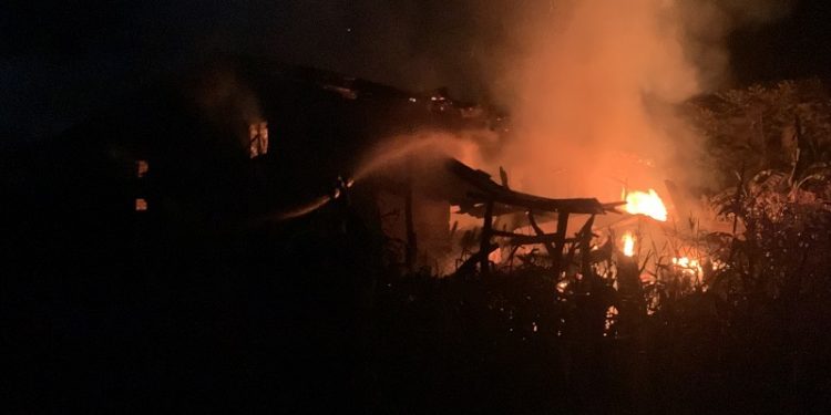 मोरङमा आगलागी हुँदा सन्थाल बस्तीका १९ घरका २५ परिवार विस्थापित